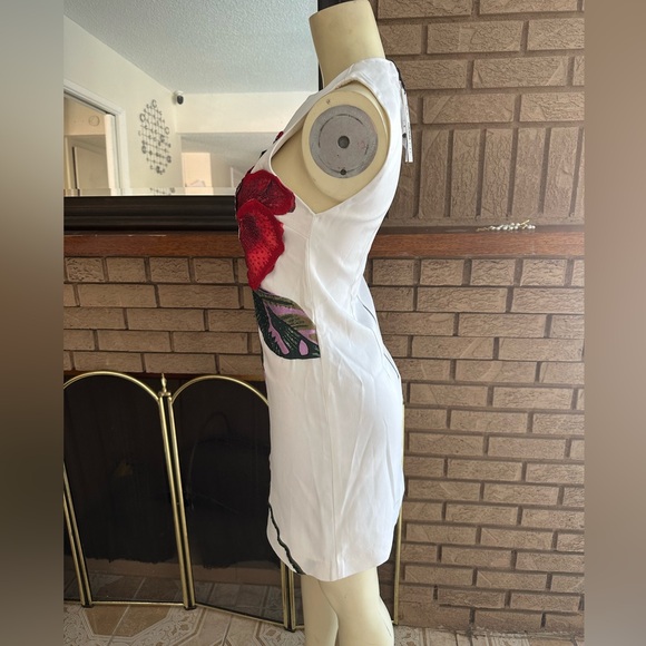 Alice + Olivia by Stacey Bendet White Mini Dress with Red Floral Design - Picture 7 of 13